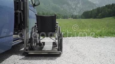 残疾人电动升降机专用车4k分辨率视频。 坐在坡道上的空轮椅